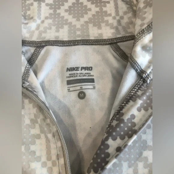 Nike Women’s Pullover - Picture 2 of 3